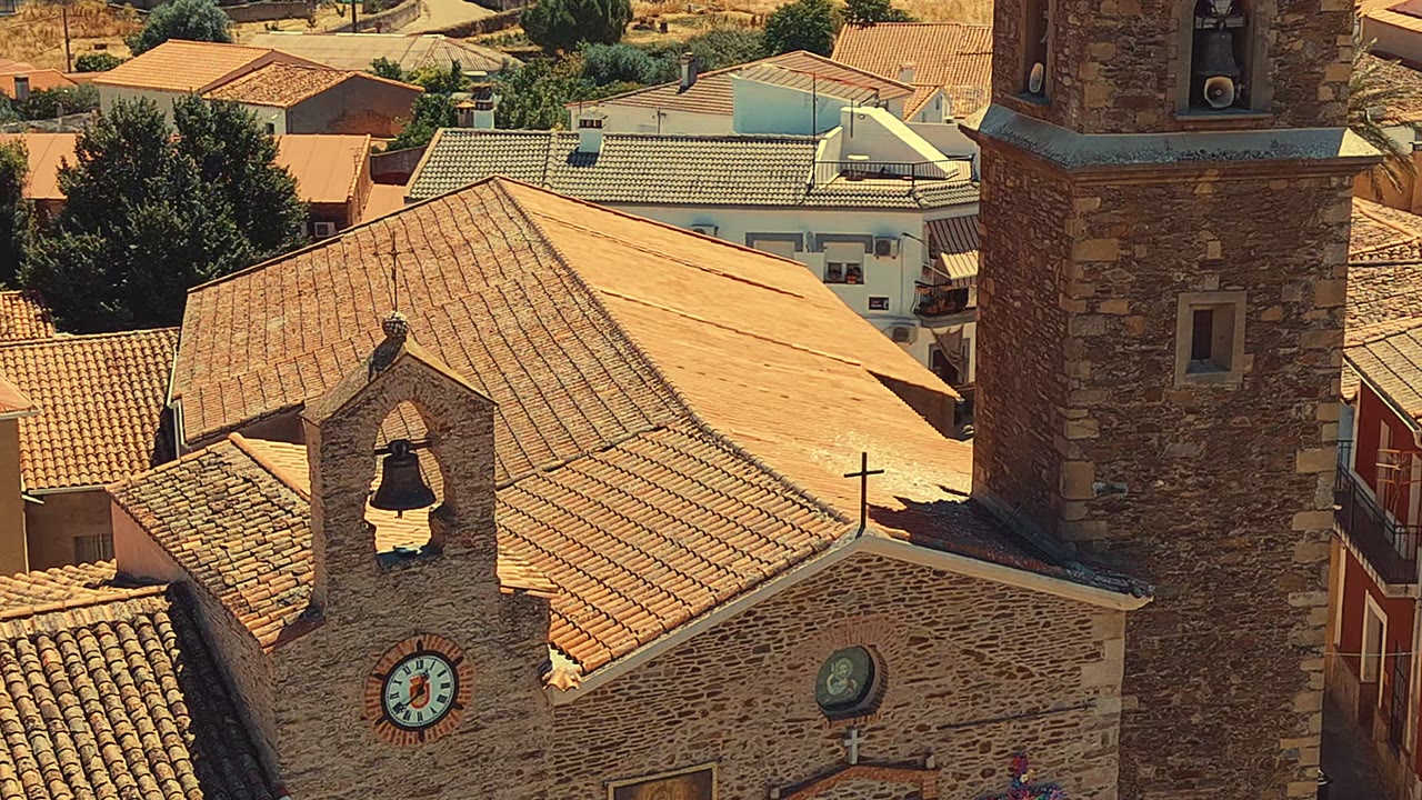 Iglesia y plaza de un pueblo de Extremadura vistas desde el dron