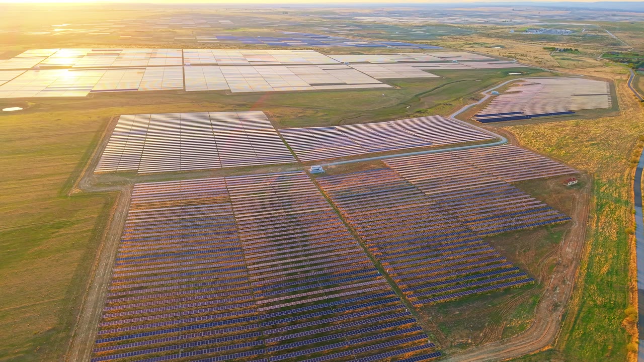 Planta fotovoltaica al atardecer vista desde el dron