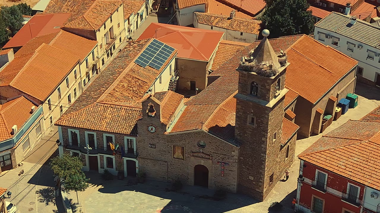 Iglesia y plaza de un pueblo de Extremadura vistas desde el dron
