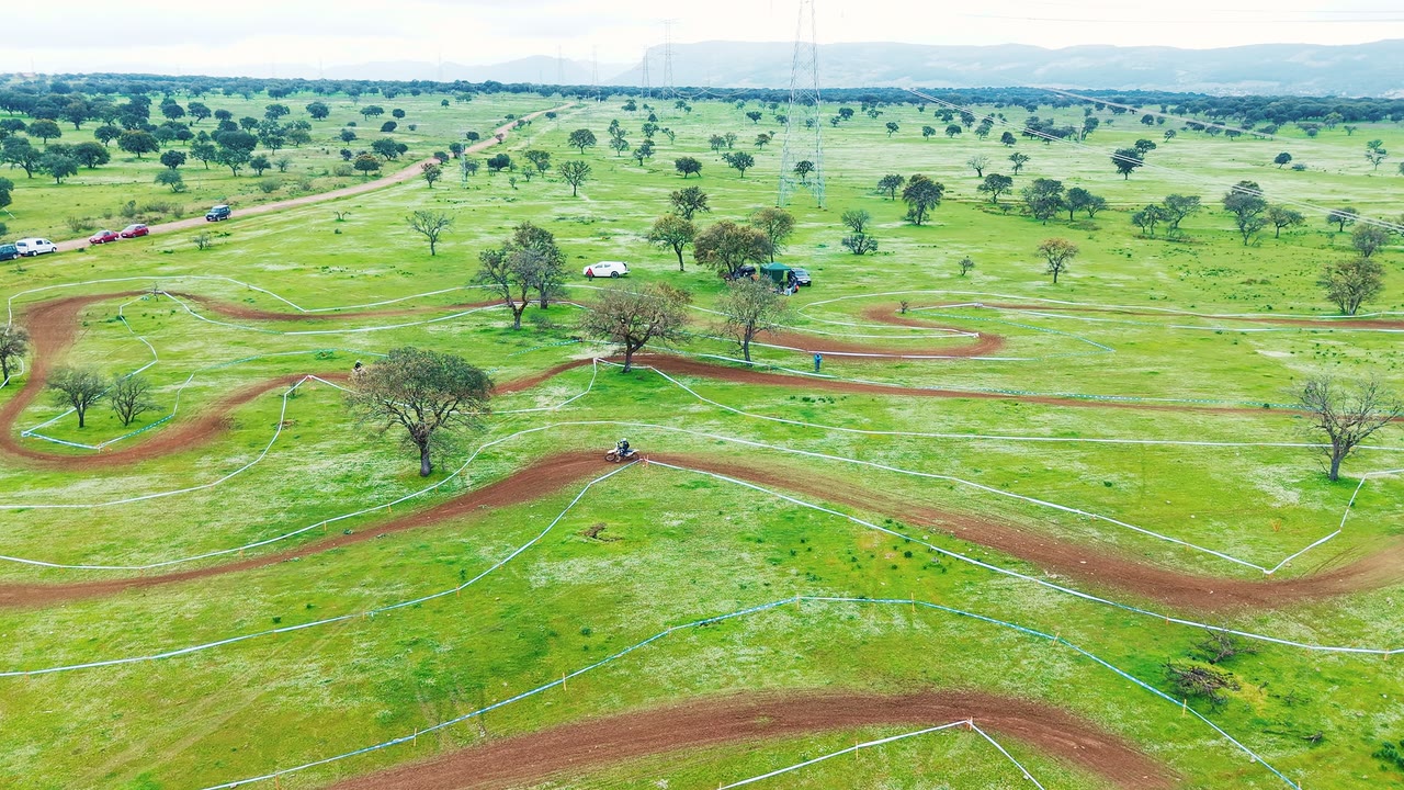 Panorámica del circuito del Campeonato de España de Enduro entre encinas, vista desde el dron