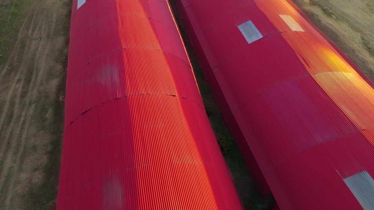 Cubiertas de dos naves industriales vistas desde el dron