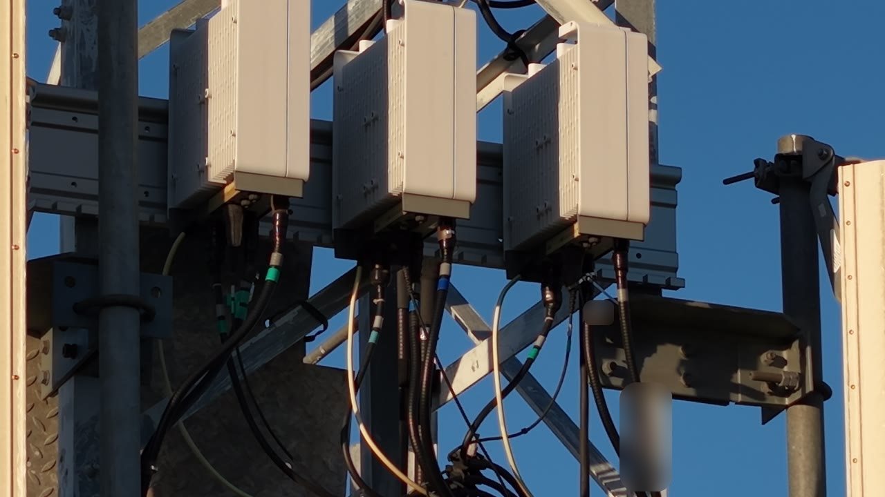 Equipos instalados en una torre de telecomunicaciones vistos de cerca desde el dron