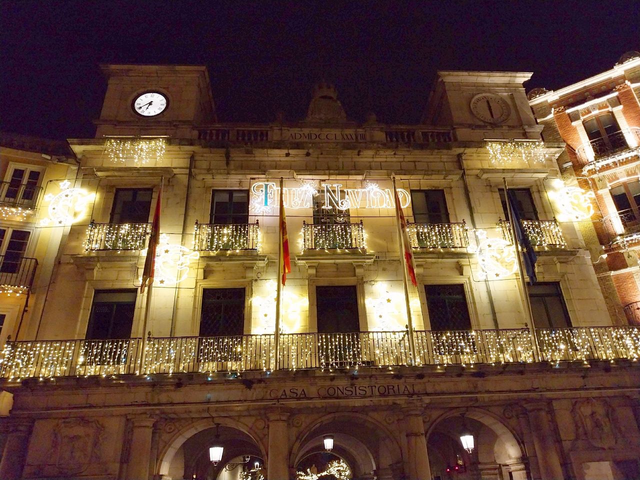 Plaza Mayor de Burgos iluminada con el alumbrado navideño