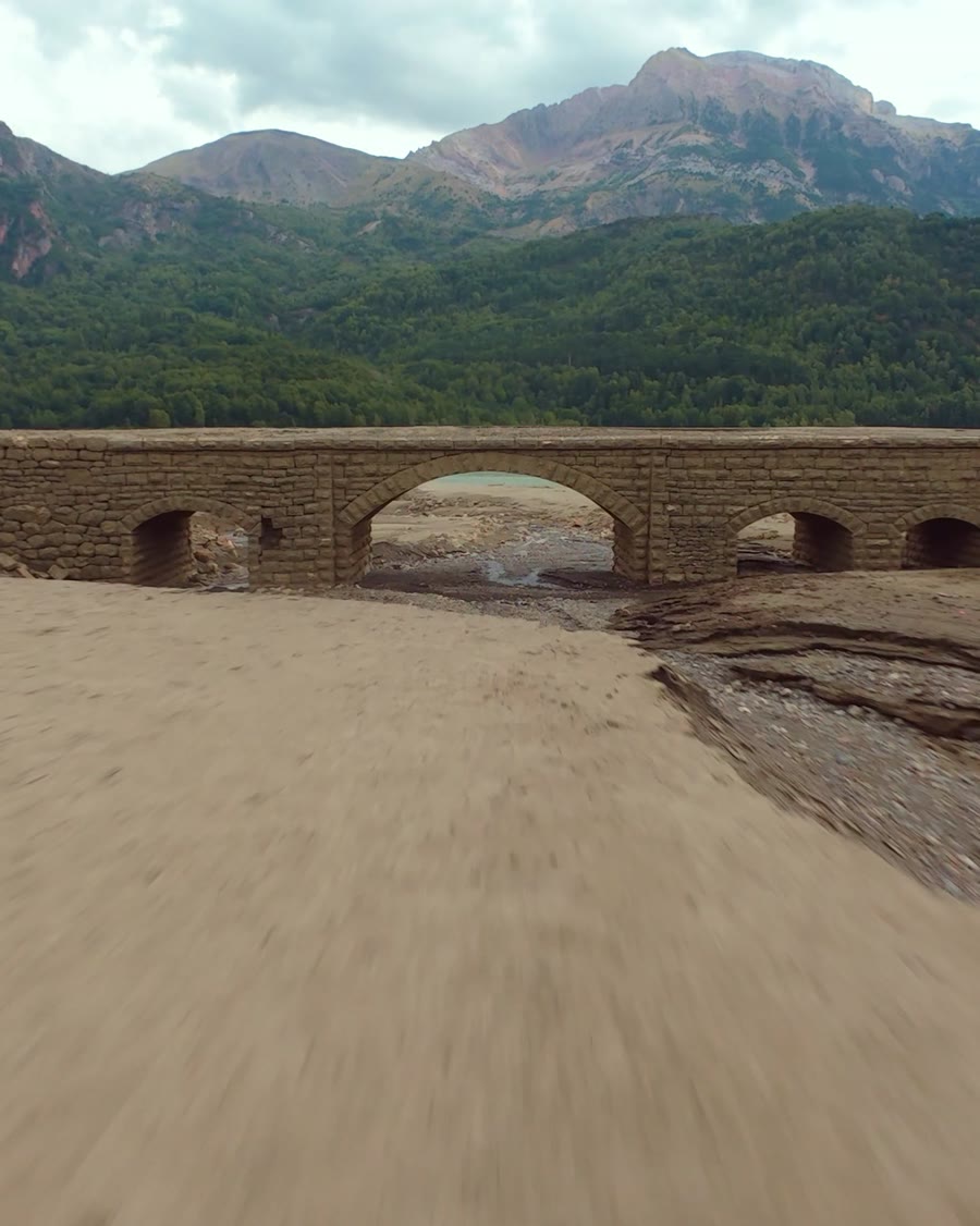 Vuelo FPV a ras de un arco de piedra